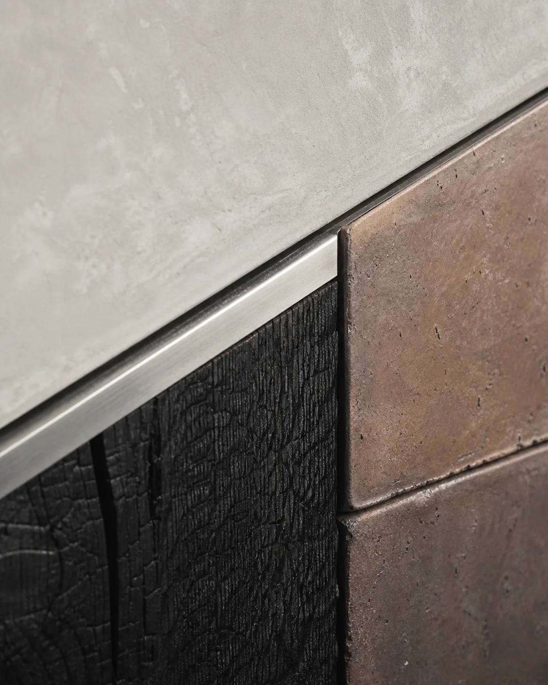 Präzise Materialfuge zwischen Putz, Metall, Holz und Keramik
