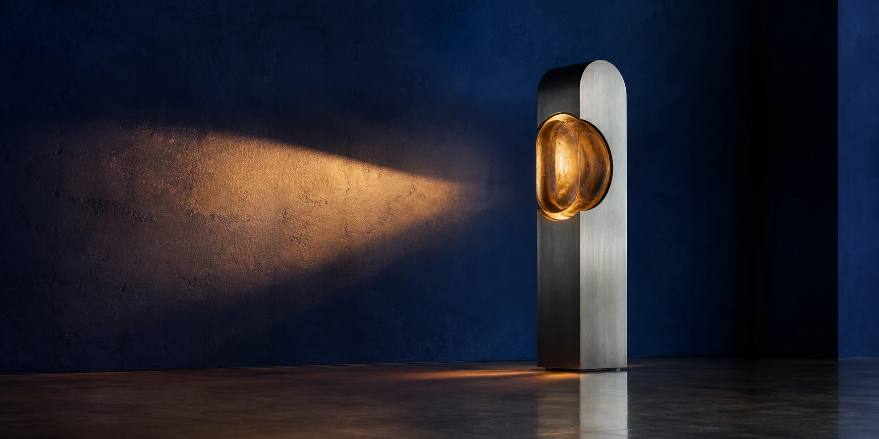 Aera Objects, skulpturale Leuchte aus Metall und Glas